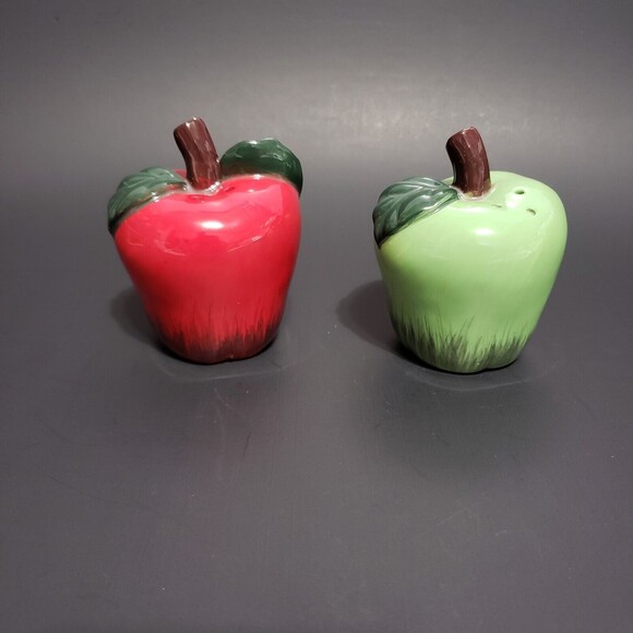 Apple Salt & Pepper Shakers Red / Green ( 3" x 2.5 " ) - Picture 1 of 8
